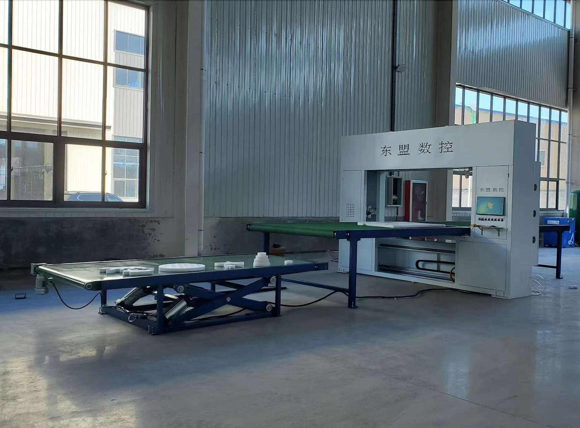 DMSK-CN01 Foam Cutting Machine – High-Precision Industrial Cutter Designed for Shaping and Slicing Foam Materials with Accuracy and Efficiency. DMSK-CN01 Foam Cutting Machine – High-Precision Industrial Cutter Designed for Shaping and Slicing Foam Materials with Accuracy and Efficiency.